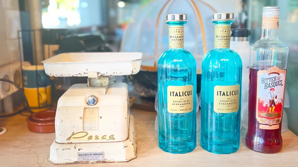Balance ancienne, deux bouteilles d'Italiques